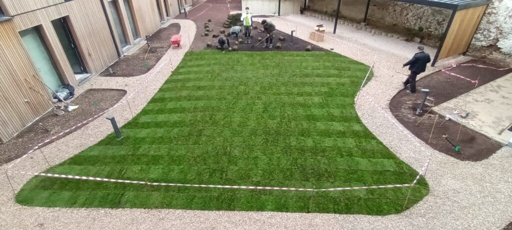 Daktuin met bomen, planten en grasmatten Aanplanting